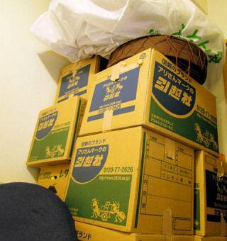 荷造りで山積みになったダンボール
