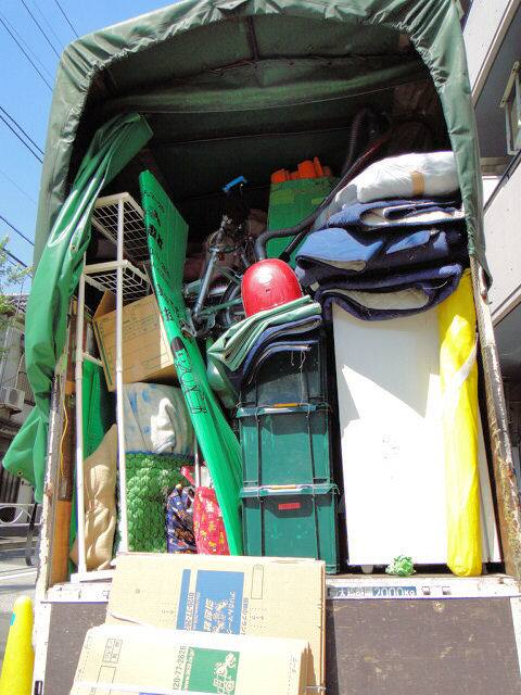 荷物で山積みになったアリさん引越社のトラック【筆者撮影】