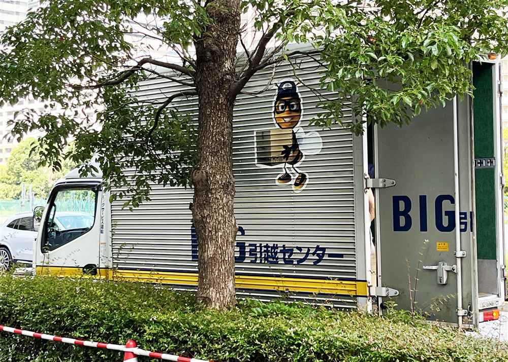 大型家具の搬出作業中【筆者撮影】